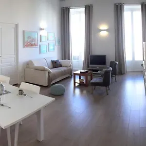 2 Bedrooms In Central Location On The Famous Place Massena Appartement